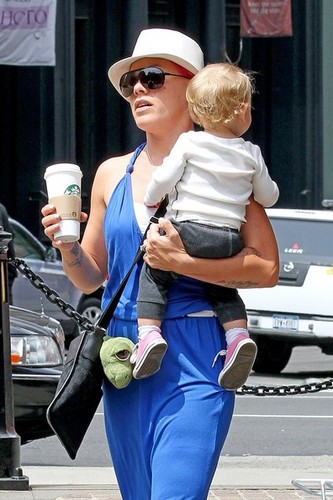  rosado, rosa helps Willow take some of her first steps as she leaves her hotel with Carey Hart [July 15]