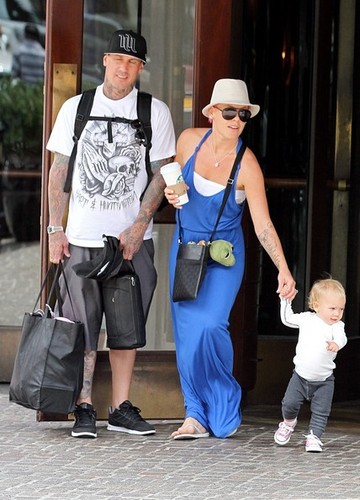  розовый helps Willow take some of her first steps as she leaves her hotel with Carey Hart [July 15]