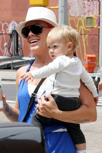  गुलाबी helps Willow take some of her first steps as she leaves her hotel with Carey Hart [July 15]