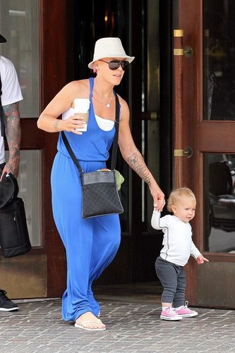  rosado, rosa helps Willow take some of her first steps as she leaves her hotel with Carey Hart [July 15]