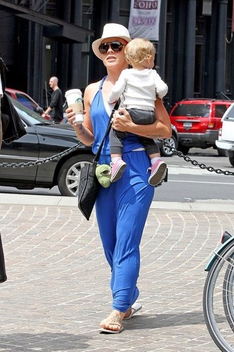  roze helps Willow take some of her first steps as she leaves her hotel with Carey Hart [July 15]
