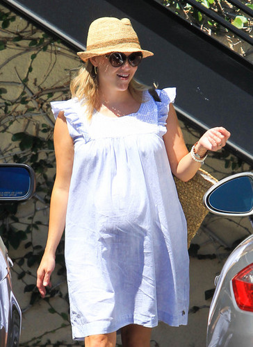 Reese Witherspoon at a Nail Salon [July 20, 2012]