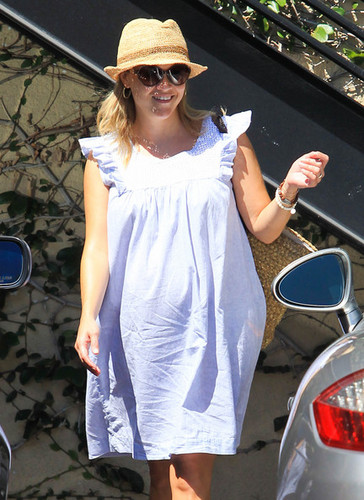  Reese Witherspoon at a Nail Salon [July 20, 2012]