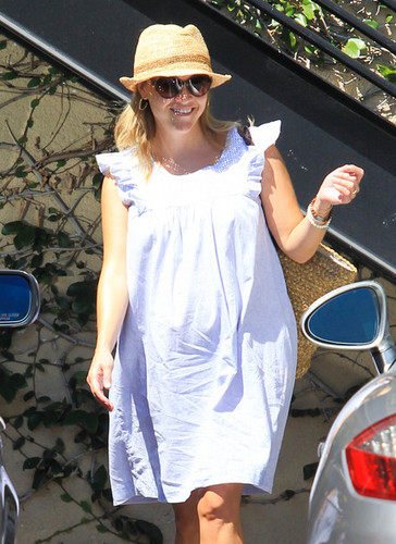  Reese Witherspoon at a Nail Salon [July 20, 2012]