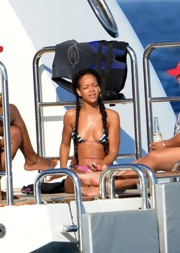  Relaxes With Drinks And دوستوں In Saint-Tropez [21 June 2012]