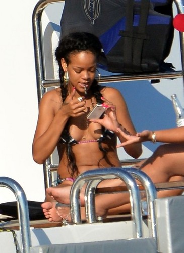  Relaxes With Drinks And vrienden In Saint-Tropez [21 June 2012]