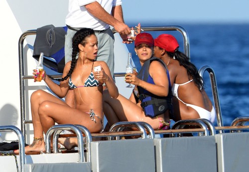  Relaxes With Drinks And friends In Saint-Tropez [21 June 2012]