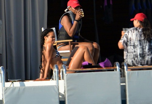  Relaxes With Drinks And mga kaibigan In Saint-Tropez [21 June 2012]