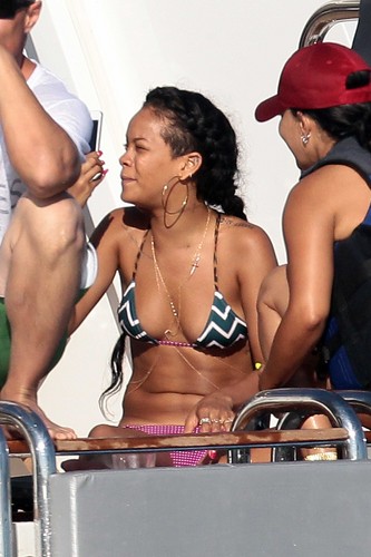  Relaxes With Drinks And mga kaibigan In Saint-Tropez [21 June 2012]