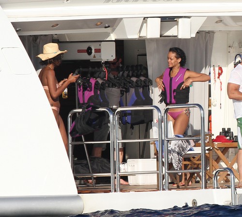  Relaxes With Drinks And 프렌즈 In Saint-Tropez [21 June 2012]