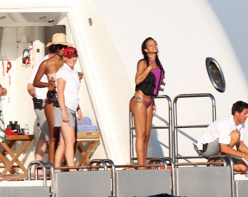  Relaxes With Drinks And फ्रेंड्स In Saint-Tropez [21 June 2012]