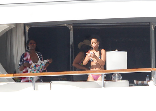  Relaxes With Drinks And বন্ধু In Saint-Tropez [21 June 2012]