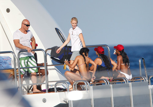  Relaxes With Drinks And 프렌즈 In Saint-Tropez [21 June 2012]