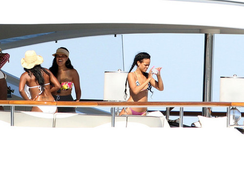  रिहाना on a Yacht in St. Tropez [July 21, 2012]
