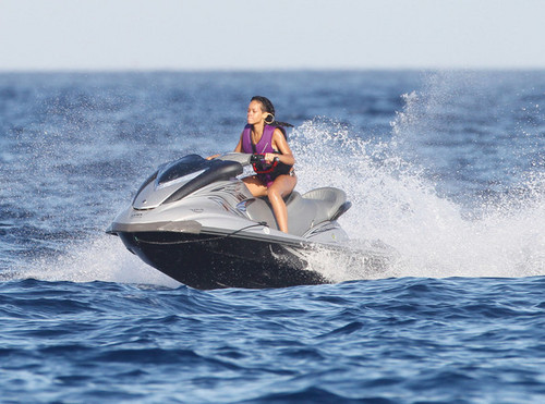  রিহানা on a Yacht in St. Tropez [July 21, 2012]