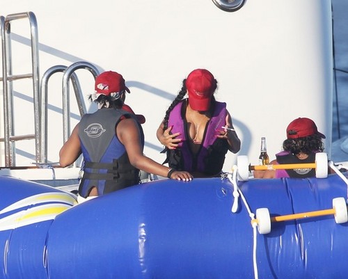  리한나 on a Yacht in St. Tropez [July 21, 2012]
