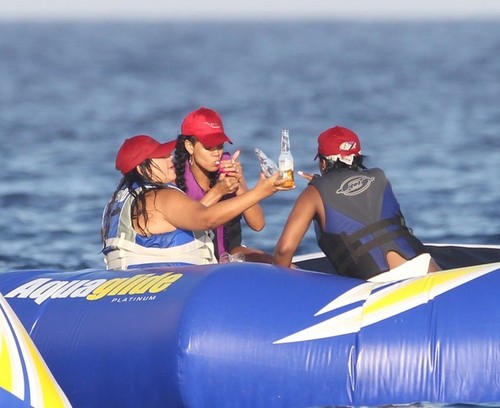  리한나 on a Yacht in St. Tropez [July 21, 2012]