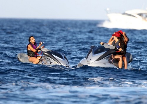  蕾哈娜 on a Yacht in St. Tropez [July 21, 2012]