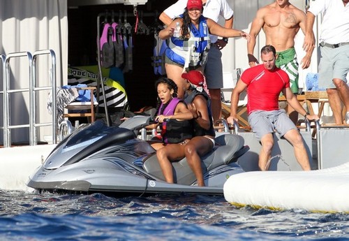  蕾哈娜 on a Yacht in St. Tropez [July 21, 2012]