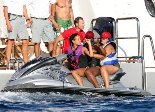  リアーナ on a Yacht in St. Tropez [July 21, 2012]