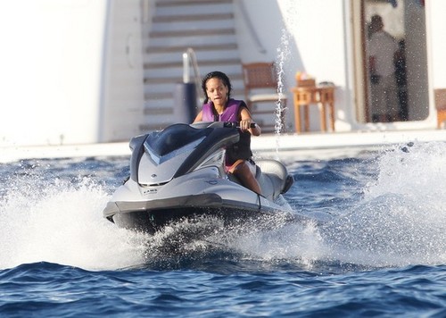  リアーナ on a Yacht in St. Tropez [July 21, 2012]
