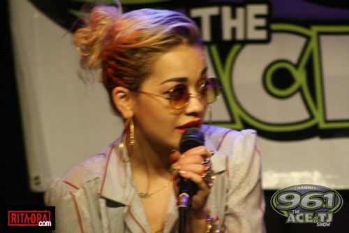  Rita Ora - iHeartRadio चालट, चार्लोट, शेर्लोट Studio at Channel 96.1 - July 18, 2012