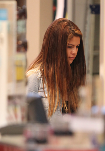  Selena - Shopping in Sydney - July 17, 2012