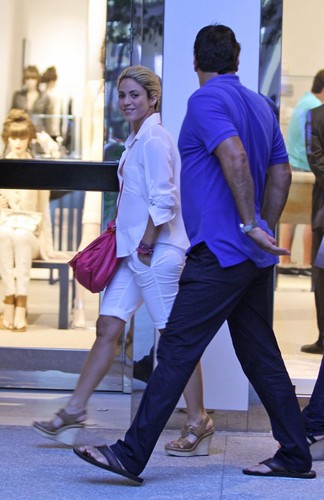 샤키라 shopping in Miami [July 23, 2012]