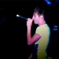  Tom bernyanyi