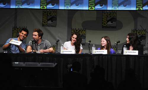  Twilight Saga Cast At Comic Con