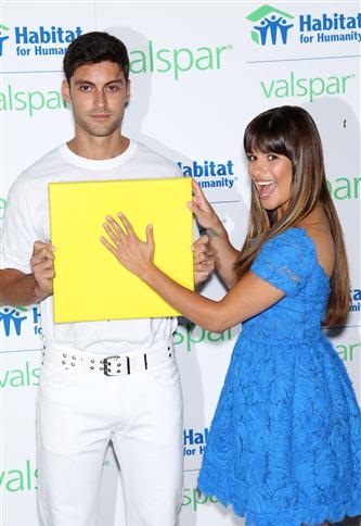  Valspar Hands For Habitat Unveiling Hosted 由 Lea Michele - July 20, 2012
