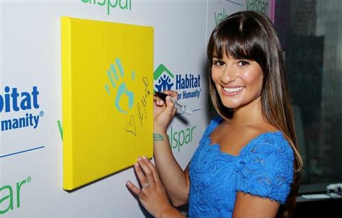 Valspar Hands For Habitat Unveiling Hosted 由 Lea Michele - July 20, 2012
