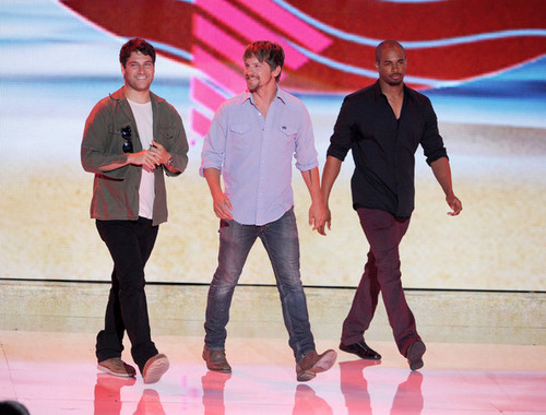  the guys from happy endings at the teen choice awards