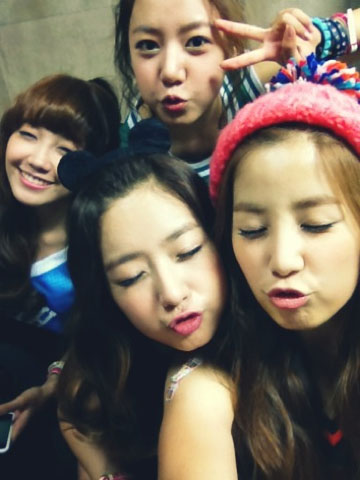  A розовый Group Selcas on their set of My My- Eunji, Namjoo, Bomi and Chorong