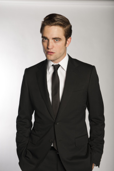  'Cosmopolis' Exclusive Promo Pics: Rob Suits Up In Gucci!
