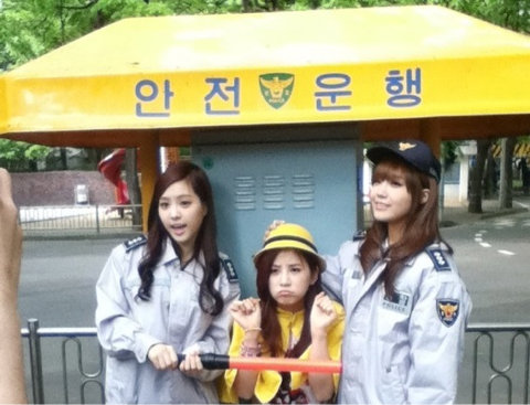  120505 A berwarna merah muda, merah muda Chorong, Naeun, and Eunji Promoting Safety Song