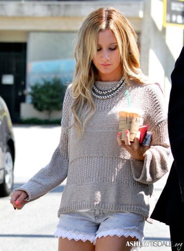  Ashley - Grabing coffee at स्टारबक्स in LA - July 23, 2012