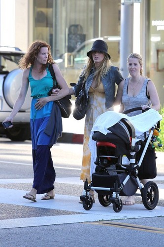  Blake with her sister Robyn and mga kaibigan in Beverly Hills