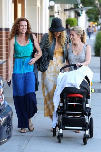  Blake with her sister Robyn and 老友记 in Beverly Hills