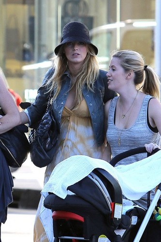  Blake with her sister Robyn and বন্ধু in Beverly Hills