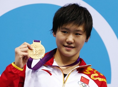  China wins Золото at the women's 200m individual medley final.