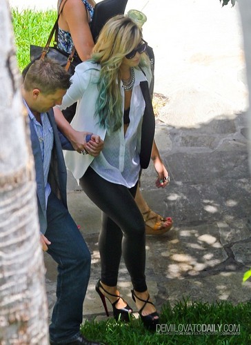  Demi - Leaves her South ビーチ Hotel in Miami, FL - July 27, 2012