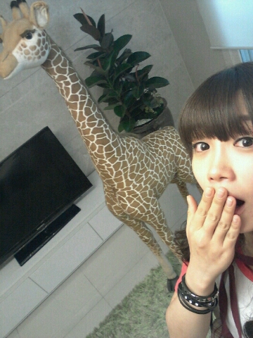  Eunji Poses with a Giraffe