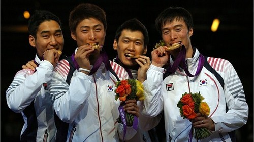  FENCING: Korea win's emas medal in Men's Sabre.