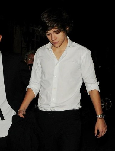  Harry in a sexy white 셔츠 *,*