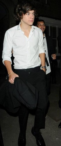  Harry in a sexy white shati *,*