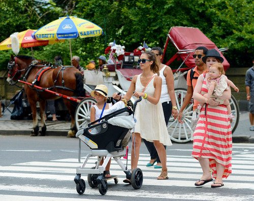  Jessica Alba Takes Her Daughters to the Zoo [July 27, 2012]