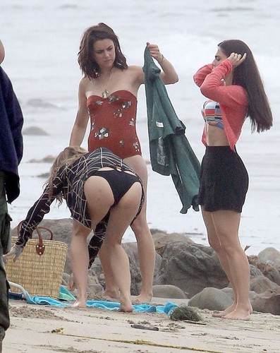  Jessica in her swimsuit کا, سومساٹ while filming "90210" on the ساحل سمندر, بیچ in Malibu