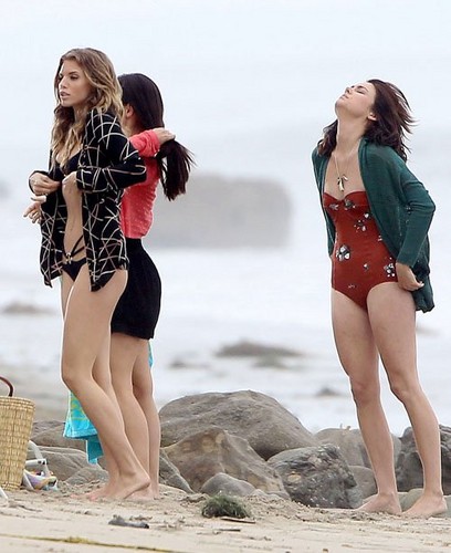  Jessica in her সাঁতারের পোষাক while filming "90210" on the সৈকত in Malibu