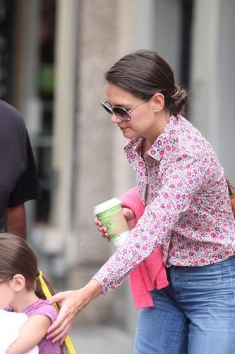  Katie and Suri Grab A Bagel Then Leave Town [July 30, 2012]